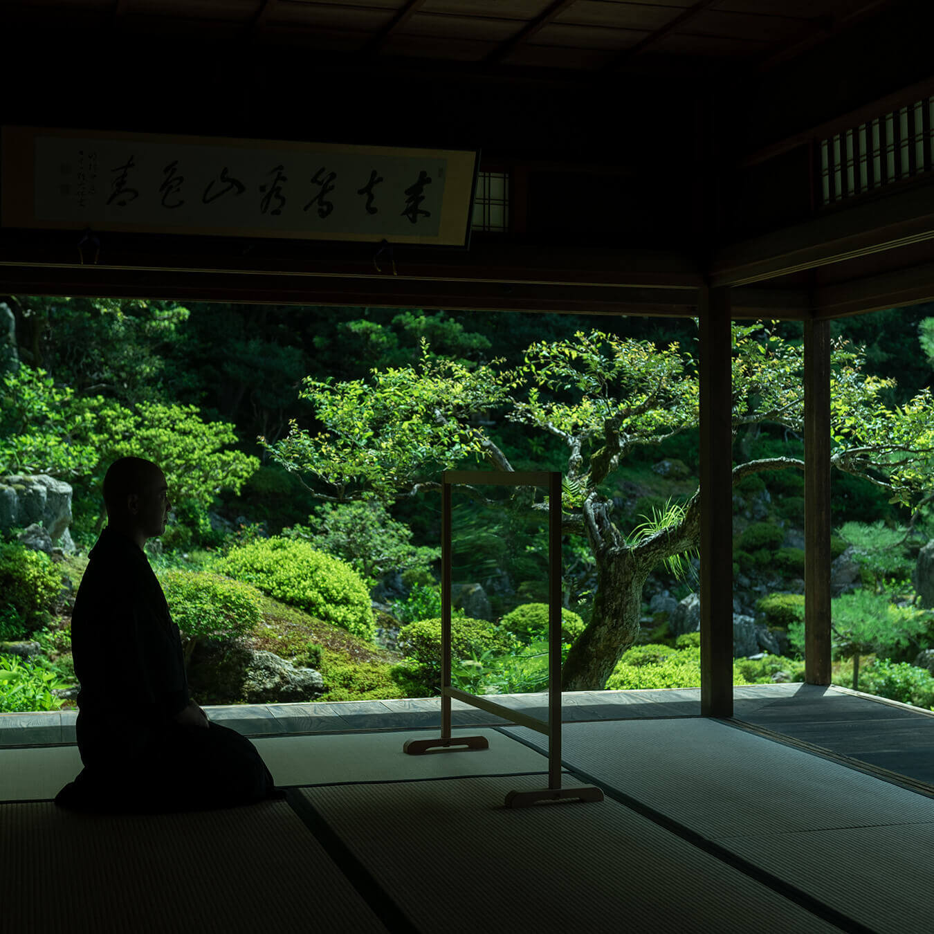 青岸寺の住職と滋賀県米原市の笹木木工が製作したパーティション
