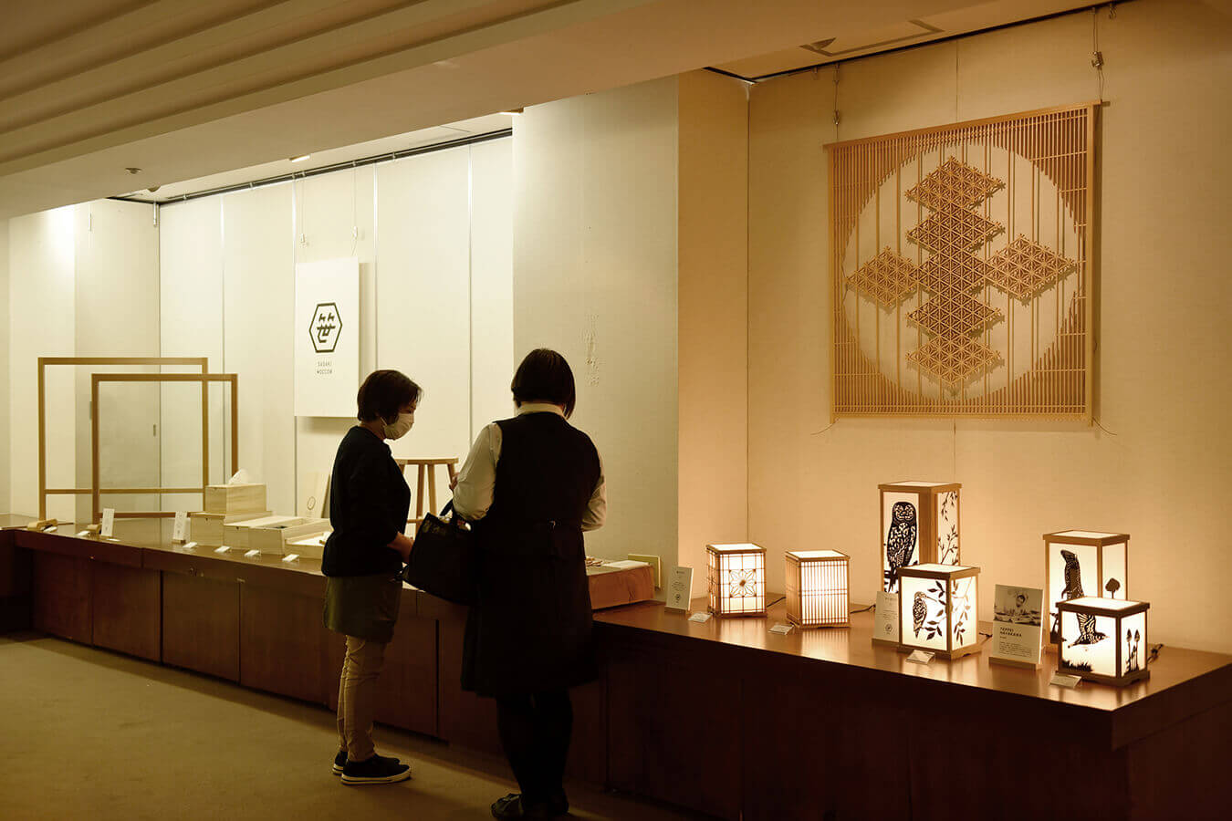名古屋の名鉄百貨店の集合展で接客する笹木木工のスタッフ