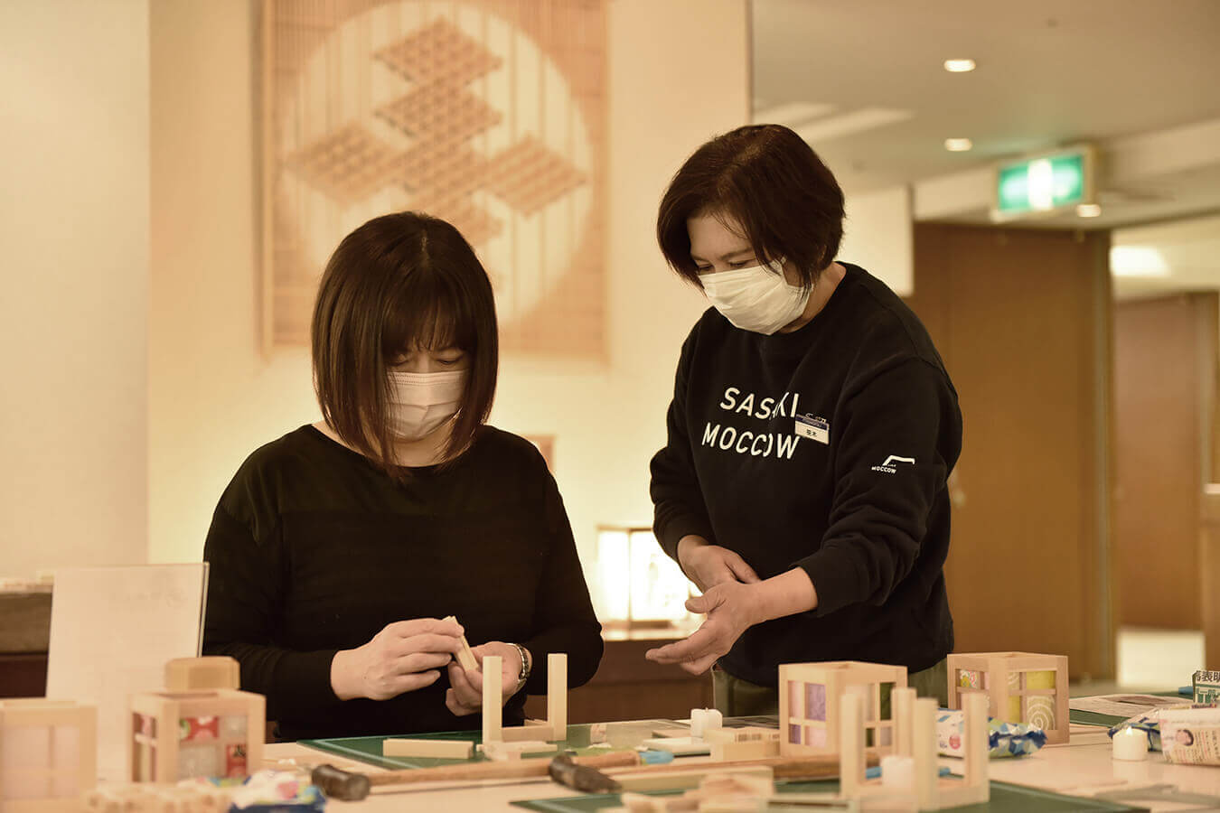 名古屋の名鉄百貨店の集合展で開催した木工ワークショップの行灯づくり